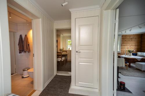 um corredor com uma porta que leva a uma sala de jantar em Historisk sjarm - moderne komfort 10min fra Bergen em Bergen