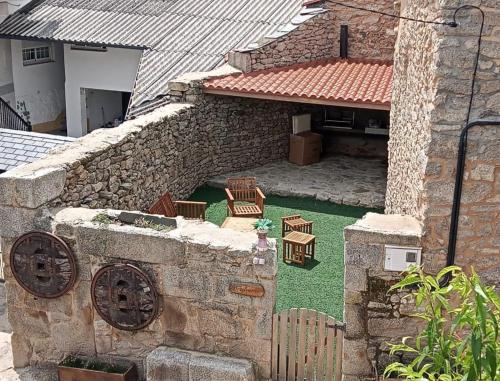 un modelo de casa con patio con sillas en A Paragűeria, en Sas de Penelas