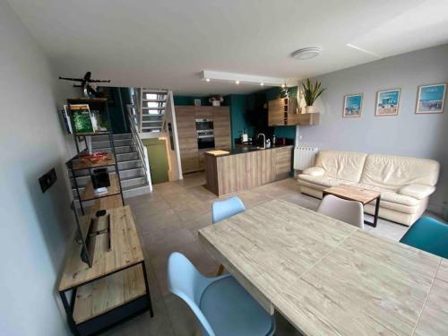 un salon avec une table, des chaises et un canapé dans l'établissement Deauville, Superbe F4 - Marina - double expo vue mer rare !, à Deauville