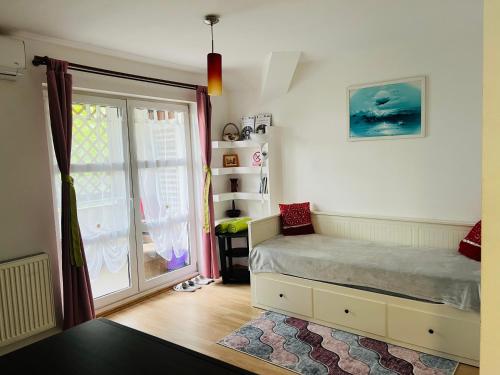 ein Schlafzimmer mit einem Bett und einem großen Fenster in der Unterkunft Apartament Raluca - self check-in in Timişoara