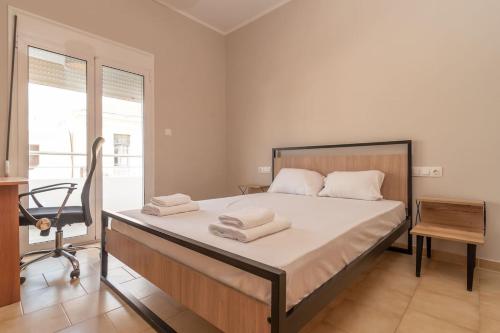 um quarto com uma cama grande e toalhas em Theros Apartment em Palaiochora