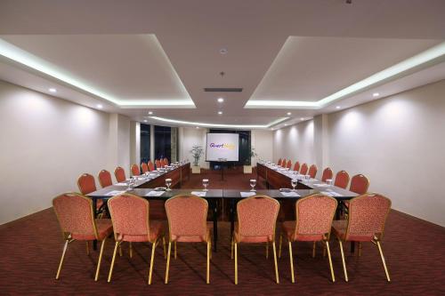 a large conference room with a long table and chairs at Quest San Denpasar by ASTON in Denpasar