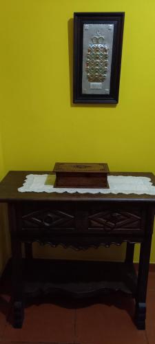 a wooden table in a room with a green wall at Apartamento Tomar in Tomar