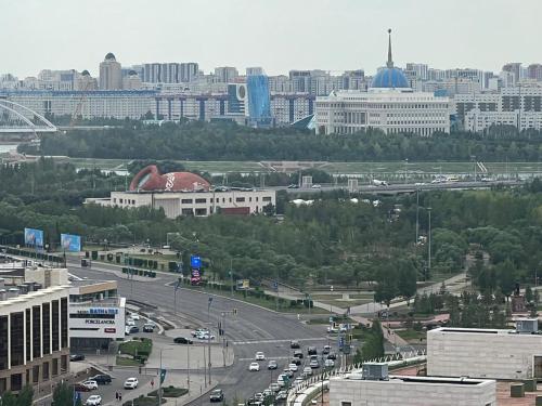 a view of a city with a highway and buildings at 1 комн квартира Тауельсиздик 34-2 18 этаж ЖК Silk Way in Promyshlennyy