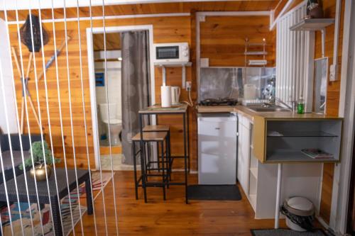eine kleine Küche mit einer Spüle und einer Theke in der Unterkunft Chalets Boiskanon B in Matoury