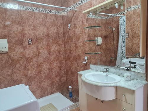 A bathroom at Vivienda Perez Martin