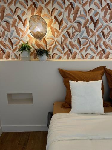 1 dormitorio con 1 cama con macetas en la pared en Maison de caractère au coeur du Castelviel à Albi, en Albi