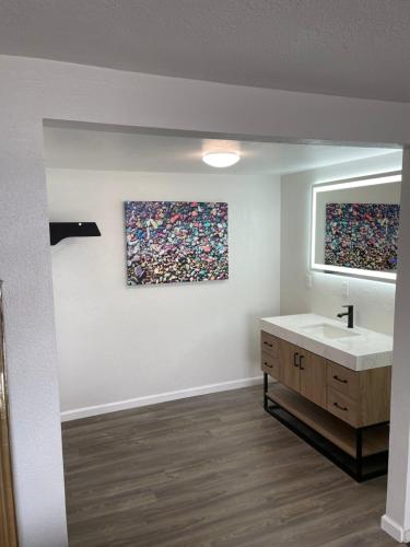 łazienka z umywalką i 2 obrazy na ścianie w obiekcie Americas Best Value Inn Polson w mieście Polson