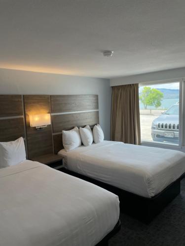 Un pat sau paturi într-o cameră la Americas Best Value Inn Polson