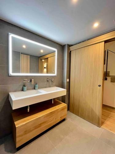 bagno con lavandino e specchio di WeRentVLC - Espectacular Loft Duplex 1 hab a Valencia