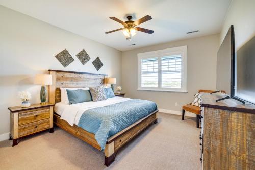 - une chambre avec un lit et un ventilateur de plafond dans l'établissement Secluded Home Near Hiking and Downtown Cedar City!, à Cedar City