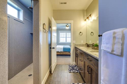 La salle de bains est pourvue d'une douche à l'italienne et d'un lavabo. dans l'établissement Secluded Home Near Hiking and Downtown Cedar City!, à Cedar City