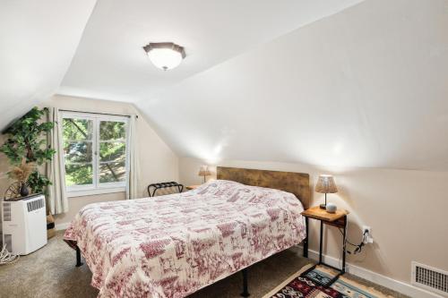 Twin PeaksにあるTwin Peaks Vacation Rental with Hot Tub!のベッドルーム(ベッド1台、窓付)