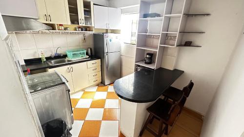 une petite cuisine avec un comptoir et un réfrigérateur dans l'établissement III Acogedora Habitación Privada en Miraflores City, à Lima