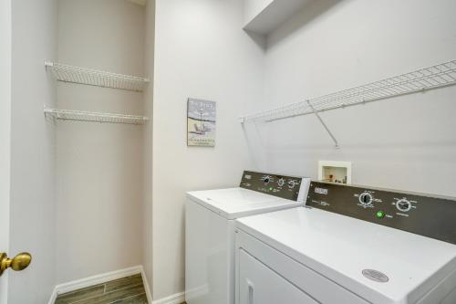 フォートマイヤーズにあるSunny Fort Myers Home with Heated Pool!のシンクと鏡のある白い洗濯室