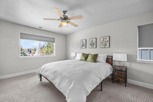 a bedroom with a bed and a ceiling fan at Edro Place in Bend
