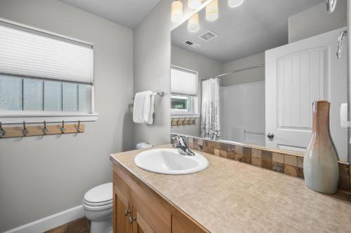 a bathroom with a sink and a toilet at Edro Place in Bend