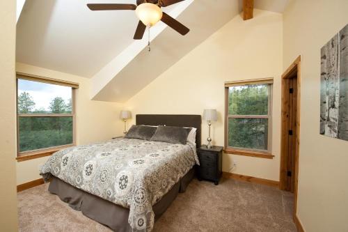 1 dormitorio con 1 cama y 2 ventanas en 151 Oak Road, en Durango