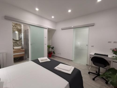 En eller flere senge i et værelse på Trinity Apartment