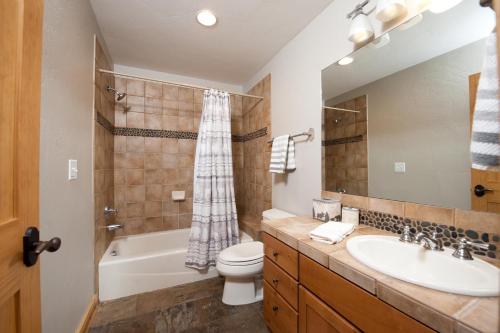 Koupelna v ubytování Black Bear 90