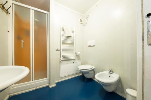 e bagno con servizi igienici, lavandino e doccia. di Loft Galata a Genova