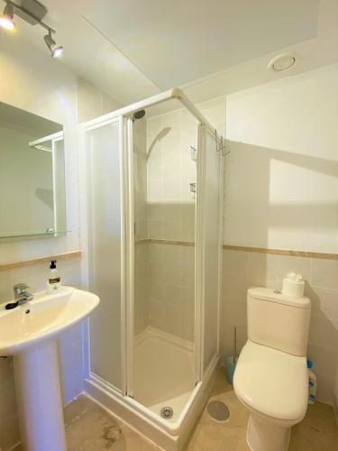 Sea View Penthouse Apartment with Hot Tub - Casa Bella Vista, Buenas Noches , Estepona