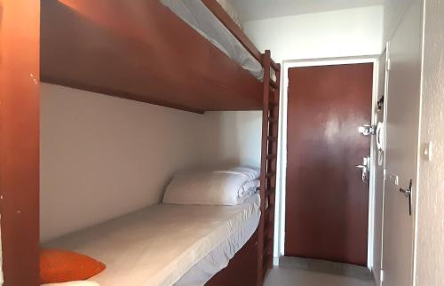 Katil dua tingkat atau katil-katil dua tingkat dalam bilik di Le Solarium