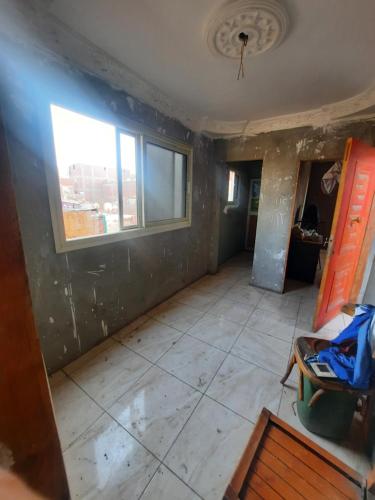 niedokończony pokój z oknem i podłogą wyłożoną kafelkami w obiekcie المرج الشرقيه ش احمد ابو طالب w Kairze