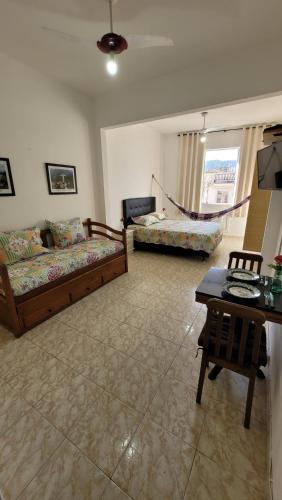 Sala de estar con 2 camas y mesa en HospedaCopa 1202 - Vista Lateral Mar en Río de Janeiro