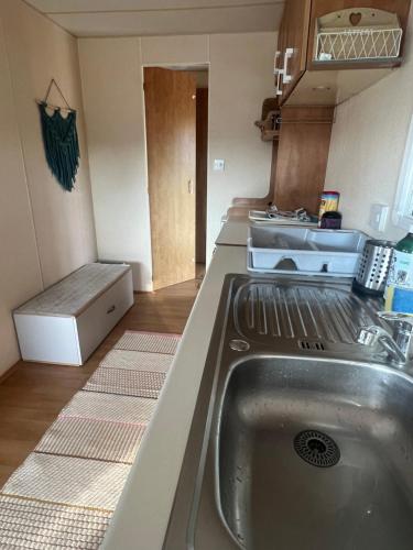 uma cozinha com um lavatório e uma bancada em Mandala Mielno Camping em Mielno