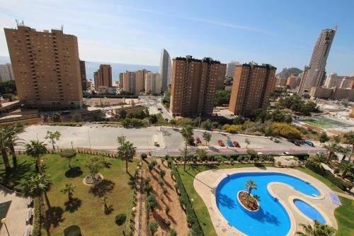 an aerial view of a city with a swimming pool at Las Marinas, apartamento muy amplio cerca de la playa in Benidorm