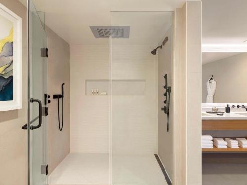 La salle de bains est pourvue d'une douche en verre et d'un lavabo. dans l'établissement Swissotel Chicago, à Chicago