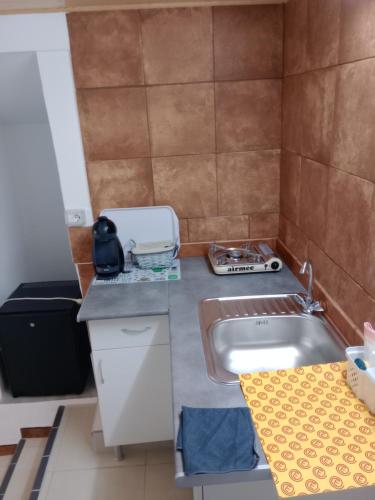 uma pequena cozinha com um lavatório e um fogão em Loft Estudio Habitación independiente em Icod de los Vinos