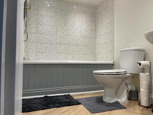 a bathroom with a toilet and a bath tub at Comfortable City Centre Room in Bristol
