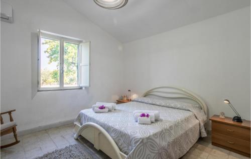 Habitación blanca con cama y ventana en Nice Home In Noto With Kitchen, en Noto