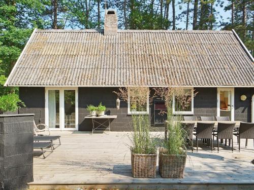 una casa antigua con techo y patio en 6 person holiday home in Nyk bing Sj en Rørvig