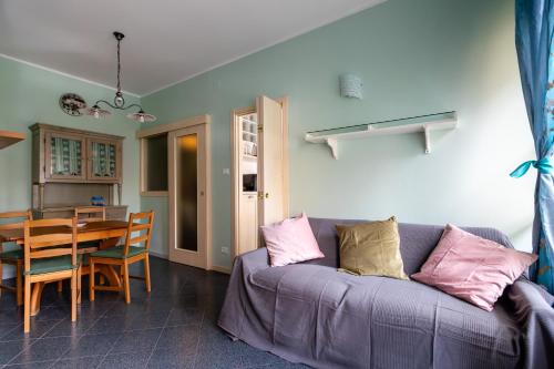 een woonkamer met een bank en een tafel bij Severo Cento in Trieste