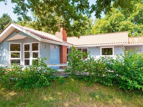 Nørre Nebelにある6 person holiday home in Nørre Nebel-By Traumの煉瓦造りの小さな青い家