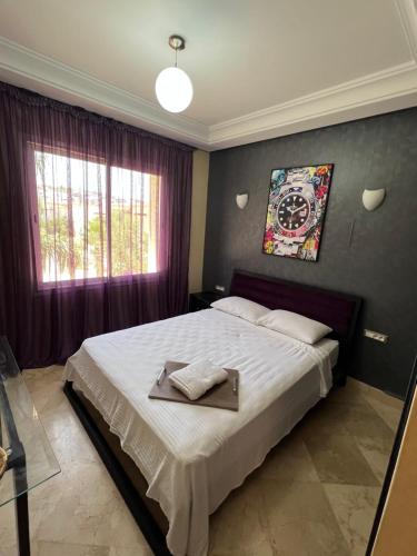 ein Schlafzimmer mit einem großen Bett und einem Tablett darauf in der Unterkunft Les jardins Malabata in Tangier