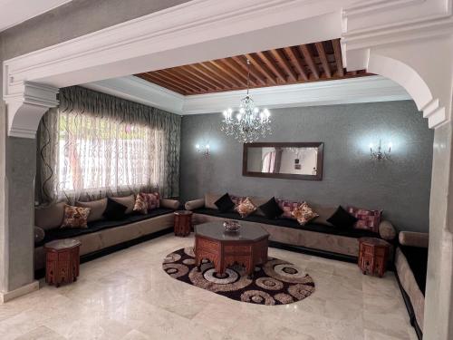 - un salon avec un canapé et une table dans l'établissement Les jardins Malabata, à Tanger