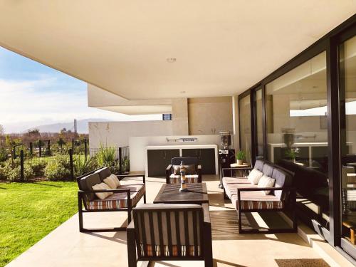 a patio with a bunch of chairs and tables at Departamento Banus Marbella piso 1 in Maitencillo