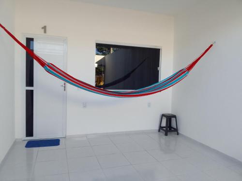 Μια τηλεόραση ή/και κέντρο ψυχαγωγίας στο Casa do Bruno - Apartamento terreo - 1 - Terra - Quarto e sala com cozinha americana na praia do preá-CE