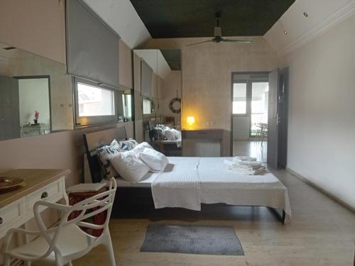 1 dormitorio con 1 cama, mesa y sillas en Art Suite 7 en Tesalónica