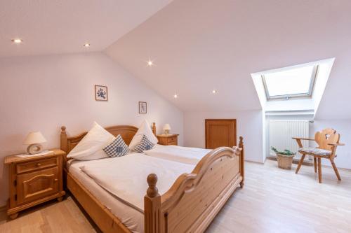 Schlafzimmer mit einem großen Holzbett und einem Fenster in der Unterkunft Haus Wieser Ferienwohnung Wieser Nr 1 in Bischofswiesen