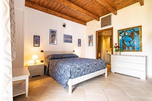 TorchiaroloにあるMasseria Piscianiのベッドルーム1室(ベッド1台、ナイトスタンド2台付)