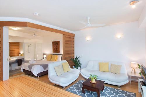 Short Stroll to White Sandy Beach في ساحة كاسوارينا: غرفة نوم بها سرير وأريكة