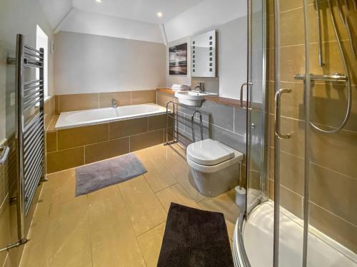 ein Badezimmer mit einer Badewanne, einem WC und einem Waschbecken in der Unterkunft The Old Court House in Silloth