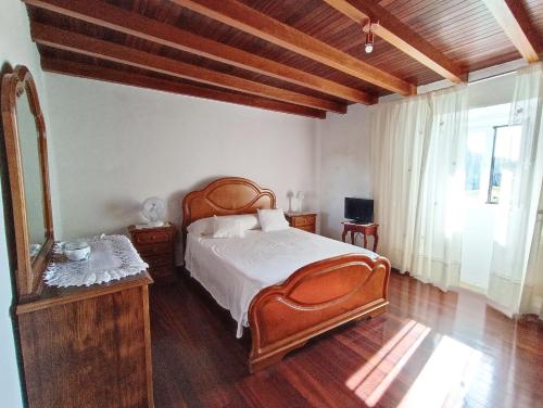 a bedroom with a large bed and a window at Casa Pepa de Enrique in Lira