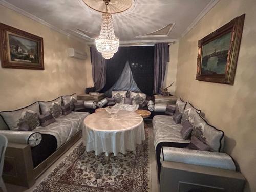 Ruang duduk di أشقار طنجة