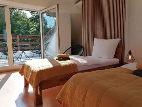 2 Betten in einem Zimmer mit Balkon in der Unterkunft M-OASE Business Design I Küche I Parkplatz I Netflix in Braunschweig